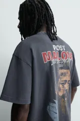 Remera de algodón con efecto lavado, corte relajado, cuello redondo y manga corta. Presenta un gráfico estampado en el pecho con la inscripción Posty Co.