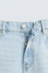 Bermuda de jean con corte regular fit, confeccionada en denim de algodón con elasticidad. Presenta diseño de cinco bolsillos, efecto lavado y cierre frontal con cremallera y botón.