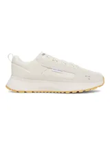 Championes Under Armour modelo Street Mirage, de diseño urbano en color beige. Presentan una parte superior de malla transpirable con superposiciones de gamuza, entresuela de EVA acolchada y suela de goma dentada en tono caramelo.