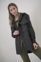 Sobrecamisa negra con cuello clásico, cierre frontal con botones a tono, bolsillos de parche con solapa en el pecho y corte recto.