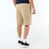 Bermuda de punto piqué color beige, de corte relajado, con bolsillos cargo con solapa en los laterales y cordón ajustable en la cintura.