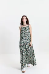 Vestido largo de silueta amplia con estampado geométrico multicolor. Presenta breteles finos, escote redondeado con frunce sutil y una caída fluida.