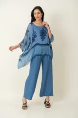 Blusa italiana tipo poncho de seda estampada con guarda, talle único.