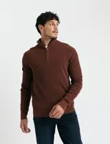 Remera de punto inglés con cierre frontal parcial y cuello alto, confeccionada en algodón con puños y cuello en punto canalé.