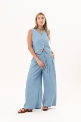 Pantalón de pierna súper amplia, confeccionado en denim fino y liviano, de tiro alto, con cintura elastizada, lazo regulable y bolsillos laterales.