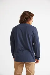 Remera de manga larga color azul marino, con cuello redondo y estampado frontal con el logo de la marca sobre un diseño de pincelada.