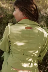 Camisa blanca con lunares celestes, de corte clásico, con cuello camisero y mangas largas abullonadas.