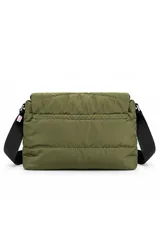 Cartera bandolera negra de diseño puffer acolchado, con solapa y costuras chevron. Cuenta con una correa ajustable de cinta resistente y un detalle de etiqueta frontal con el logo grabado.