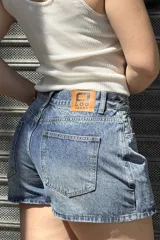 Short pollera de jean rígido color celeste claro, de tiro alto y diseño ajustado con efecto lavado.