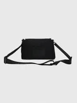 Cartera tipo bandolera Hush Puppies de color negro, con solapa frontal y cierre. Presenta una correa ajustable con el logo de la marca y detalles metálicos.