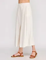 Pantalón palazzo de lino y viscosa, color blanco, de tiro alto y silueta amplia. Presenta pinzas frontales, bolsillos laterales y cierre con botón.