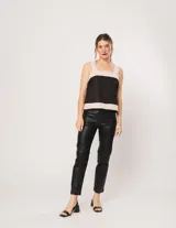 Top fucsia de lino con breteles anchos y diseño de franjas combinadas en rojo.