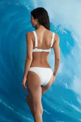 Bikini negro compuesto por un top de tirantes anchos y escote cuadrado, y una bombacha de corte clásico.