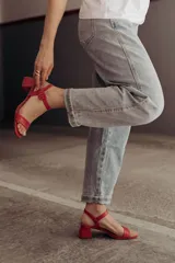 Sandalias de taco ancho de 4 cm, color beige charol, con tira delantera y tira en el talón con hebilla ajustable.