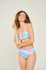 Bombacha ancha de lycra estampada con diseño de leopardo multicolor sobre fondo negro, de tiro alto y corte culotte.