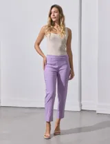 Pantalón de gabardina elastizada color lila, marca Zac & Rachel. Corte recto y pretina ancha pespunteada. Bolsillos simulados. Largo de pierna al tobillo.