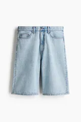 Bermuda de cinco bolsillos en denim de algodón rígido, de corte holgado con tiro caído y pierna amplia redondeada.