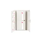 Billetera corta marca Coveri Collection, color blanco, de diseño rectangular con solapa y cierre de broche a presión. Detalle de placa metálica dorada con el nombre de la marca en el frente y herrajes dorados.
