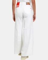Jeans blancos de tiro medio, pierna amplia y estilo acampanado, de la línea 1978 D-Akemi de Diesel.