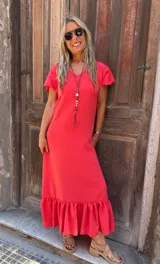 Vestido largo color rojo con escote en V, mangas cortas con volados y falda con volado en el ruedo.