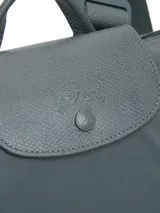 Mochila Longchamp modelo Le Pliage One, color bordó, con diseño minimalista, cierre superior y solapa frontal con botón a presión.