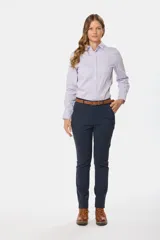 Pantalón clásico azul marino de corte recto con bolsillos traseros ribeteados, confeccionado con tela elastizada.