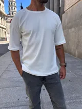 Remera oversize color blanco roto con textura de waffle, cuello redondo y mangas cortas.