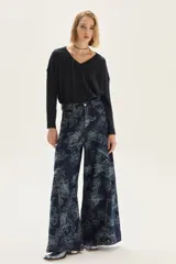 Sweater de punto con escote en V y manga larga, confeccionado en viscosa con hilos de lurex que le brindan un acabado brillante y un calce cómodo.