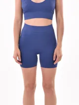 Biker deportivo seamless color azul oscuro, con pretina alta y diseño acanalado.