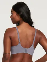 Bralette de lycra color gris, sin aro, con copa interna removible, breteles regulables y cierre trasero de tres posiciones.