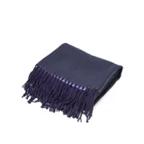 Bufanda de tejido de punto bicolor, con un lado en azul claro y el otro en azul oscuro, terminada con flecos en los extremos.