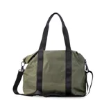 Bolso deportivo color gris claro, con cierres y correas negras. Cuenta con dos asas superiores, bolsillo frontal con cierre y correa extensible ajustable.