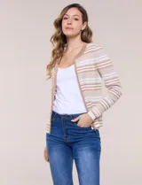 Cardigan de tejido de punto acanalado con diseño de rayas horizontales en tonos negro, blanco y gris, escote redondo y cierre frontal completo con cremallera.