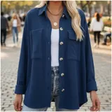 Sobre camisa de pana azul marino, con cuello francés, cierre frontal de botones, bolsillos plaqué en el pecho y manga larga de calce suelto.