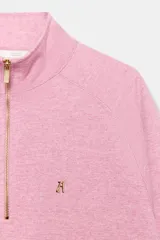Sudadera de algodón color rosado con cuello alto, cierre frontal con cremallera metálica y manga larga. Presenta aplicación metálica en el pecho y acabados en rib.