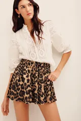 Short con estampado animal print tipo leopardo, tiro alto con cintura elástica fruncida y cordón ajustable con punteras metálicas.