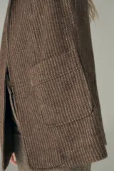 Chaleco color crema con solapas, corte entallado y bolsillos plaqué.