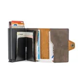 Billetera compacta de cuero sintético color marrón con doble compartimento de aluminio para tarjetas y bolsillo exterior con cierre metálico.