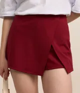 Short pollera color bordó de punto roma con frente cruzado.