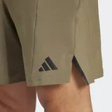Short de entrenamiento Adidas, color verde oliva, con cintura elástica y cordón ajustable. Presenta logo de la marca en el lateral y bolsillos frontales con cierre.