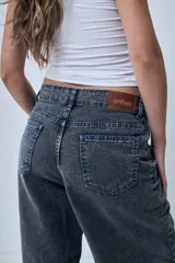 Pantalón de jean gris oscuro, corte ancho y tiro alto.