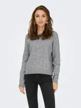 Sweater de punto gris con cuello redondo, mangas largas y diseño de trenzas en el frente. Presenta puños y ruedo acanalados.