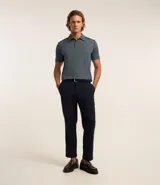 Camisa polo masculina de manga corta, confeccionada en tejido técnico de poliamida con elastano. Presenta cuello inglés con tapeta de tres botones, ofreciendo propiedades de secado rápido, elasticidad y confort térmico.