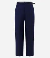 Pantalón de sastrería color bordó, de corte recto y largo midi, con cintura con pasadores y cierre frontal. Incluye un cinturón fino de poliuretano con hebilla metálica.