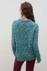 Buzo de lana con diseño de trenzas y ochos, de cuello redondo y calce holgado.