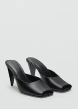 Zapato destalonado de cuero caprino con diseño de punta cuadrada y tacón tipo embudo de 8 cm.