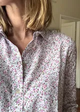 Camisa de fibrana de estilo clásico con estampa liberty de flores en tonos uva y verdes, de manga larga y cierre frontal con botones veteados.