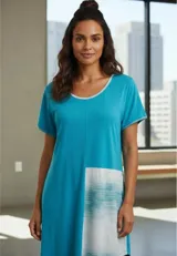 Camisón corto color rosa con panel lateral en color crema.