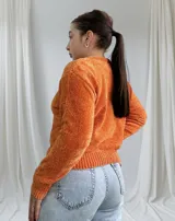 Sweater de punto color naranja, con cuello redondo y mangas largas.