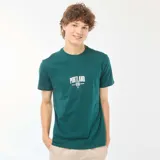 Camiseta verde con estampado frontal con la palabra "Portland" en blanco.